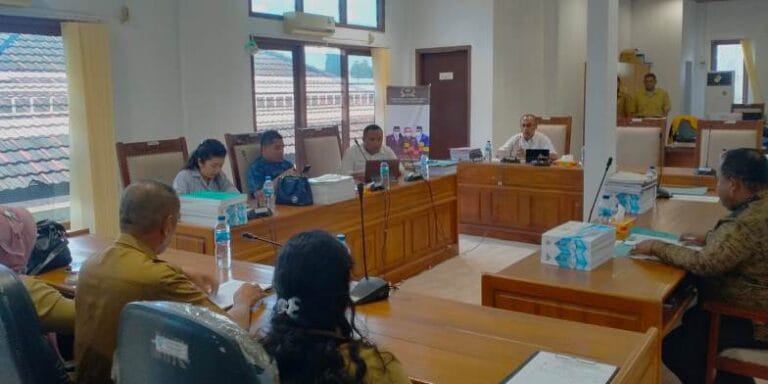 Rapat Dengar Pendapat (RDP) antara Komisi II DPRD Malra dengan Dinas Perindustrian, Perdagangan, dan Tenaga Kerja (Disperindagnaker) Malra soal kelangkaan minyak tanah, tadi siang, Selasa (25/1/2022). Foto: Labes Remetwa
