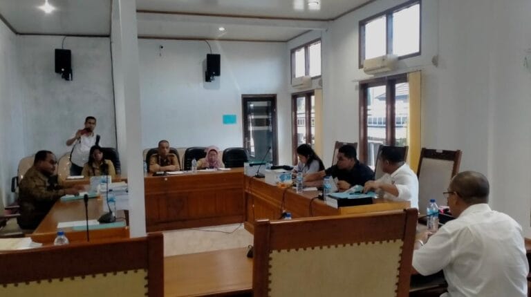 Rapat Dengar Pendapat (RDP) antara Komisi II DPRD Kabupaten Maluku Tenggara (Malra) menggelar Rapat Dengar Pendapat (RDP) dengan Dinas Perindustrian, Perdagangan, dan Tenaga Kerja (Disperindagnaker) Malra, Selasa (25/1/2022). Foto: Labes Remetwa