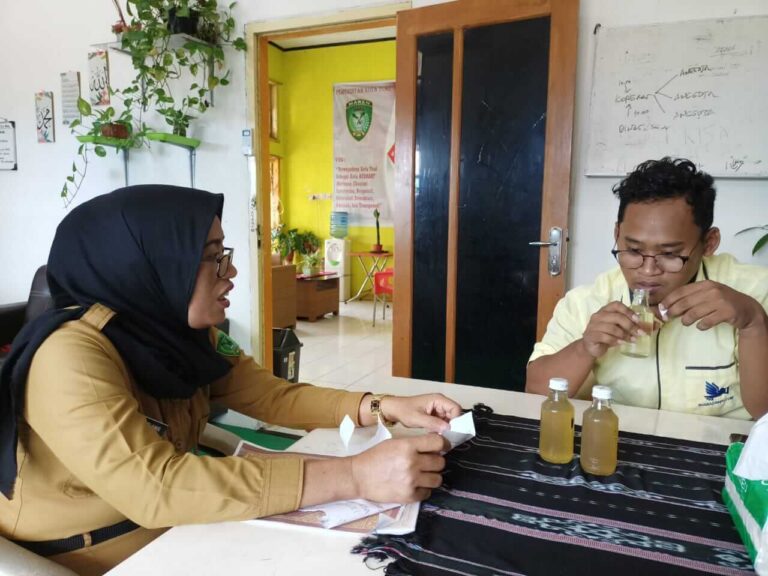 Kepala Dinas Perindustrian dan Perdagangan (Disperindag) Kota Tual Darnawati Amir menunjukkan barang bukti solar oplosan kepada wartawan di ruang kerjanya, Kamis (6/1/2022). Foto: Dokpri