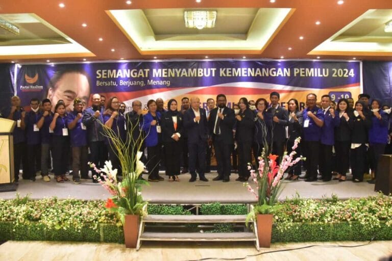 Sejumlah pengurus DPD dan DPC Nasdem dilantik oleh Ketua Dewan Pimpinan Wilayah (DPW) Partai Nasdem Hamdani Laturua, di Hotel Vilia Langgur, Kamis (10/2/2022). Foto: Petter Letsoin