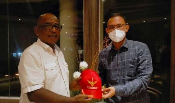 Alwi Ohoibor (kiri) menerima atribut Partai Garuda dari Koordinator Wilayah (Korwil) Partai Garuda Maluku Muhammad Airun Najib (kanan) di Hotel Grand Villia Langgur, Senin (1/2/2022). Hal itu menandakan bergabungnya Alwi dengan partai tersebut. Ia dipercayakan sebagai Ketua DPC Partai Garuda Kota Tual. Foto: Labes Remetwa