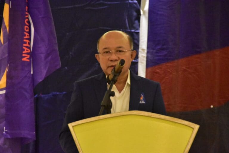 Ketua Partai Nasional Demokrat, Anderias Rentanubun saat memberikan sambutan di Hotel Villia Langgur, Kamis (10/2/2022). Foto: Petter Letsoin