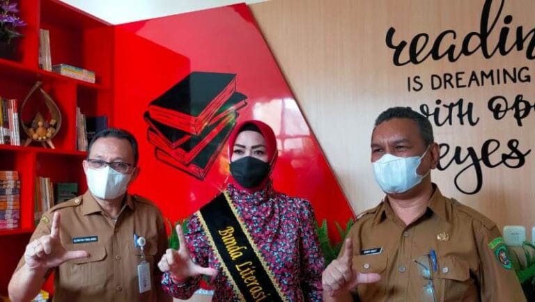 Bunda Literasi Provinsi Maluku Widya Murad secara resmi melaunching pojok baca Dinas Perindustrian dan Perdagangan Provinsi Maluku, Senin (31/1/2022). Foto: Chintia Samangun