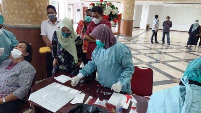 Sekretariat DPRD Provinsi Maluku menggelar rapid test antigen bagi anggota dewan, pegawai ASN dan kontrak, staf fraksi dan wartawan, Kamis (10/2/2022). Foto: Chintia Samangun