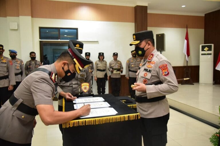 Kapolda Maluku Sertijab Dirreskrimum dan Kapolres Maluku Tengah