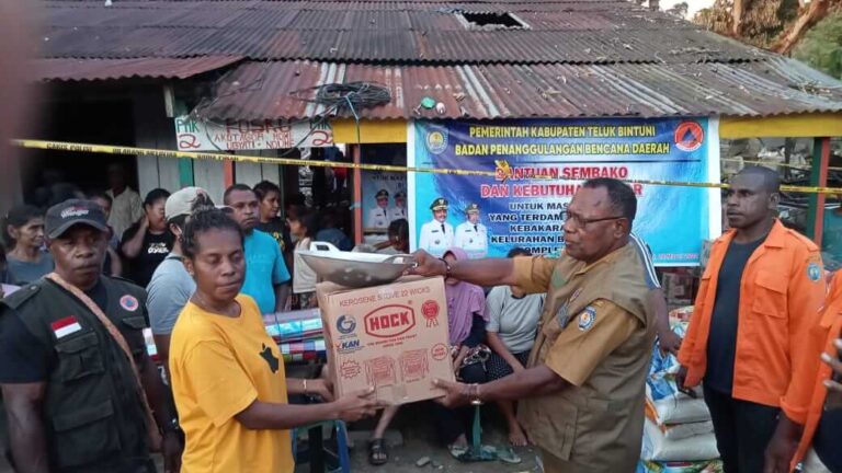 Kepala Badan Penanggulangan Bencana Daerah (BPBD) Kabupaten Teluk Bintuni Melianus Naa, menyerahkan bantuan secara simbolis kepada korban kebakaran, Selasa (8/3/2022). Foto: Buce Remetwa