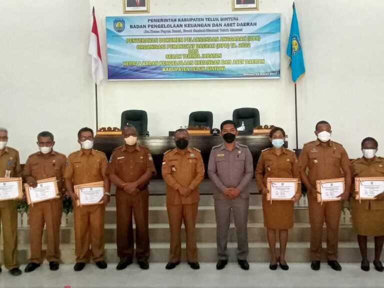 Bupati Bintuni Serahkan Dokumen Pelaksanaan Anggaran kepada 22 OPD dan 24 Distrik