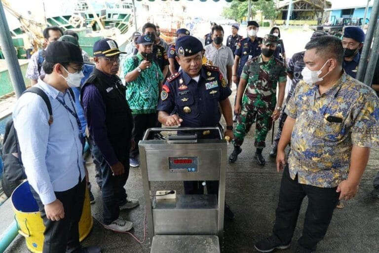 Direktur Jenderal Pengawasan Sumber Daya Kelautan dan Perikanan Laksamana Muda TNI Adin Nurawaluddin (tengah), saat melakukan kunjungan kerja di Kepulauan Kei, Jumat (25/3/2022). Foto: Humas Ditjen PSDKP