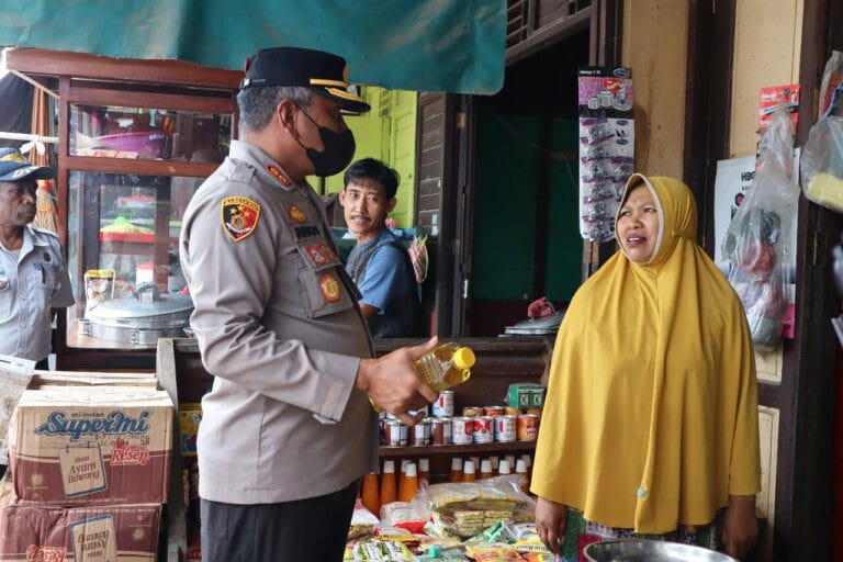 Kapolres Teluk Bintuni AKBP. Junov Siregar melakukan inspeksi mendadak (Sidak) terkait ketersediaan dan distribusi minyak goreng di beberapa distributor dan pedagang kecil (pasar), Rabu (23/3/2022). Foto: Buce Remetwa