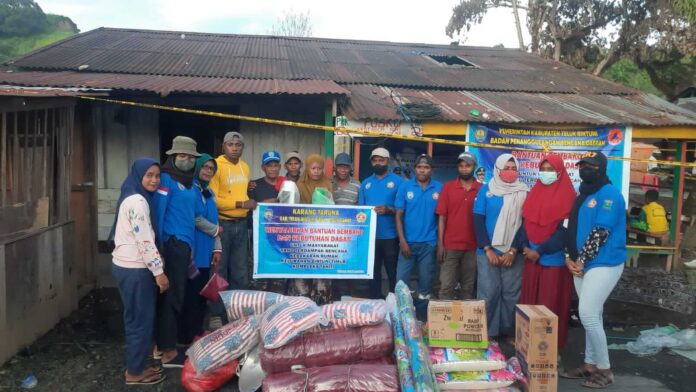 Organisasi Karang Taruna Kabupaten Teluk Bintuni menyalurkan bantuan bagi para korban kebakaran, Kamis (10/3/2022). Foto: Buce Remetwa