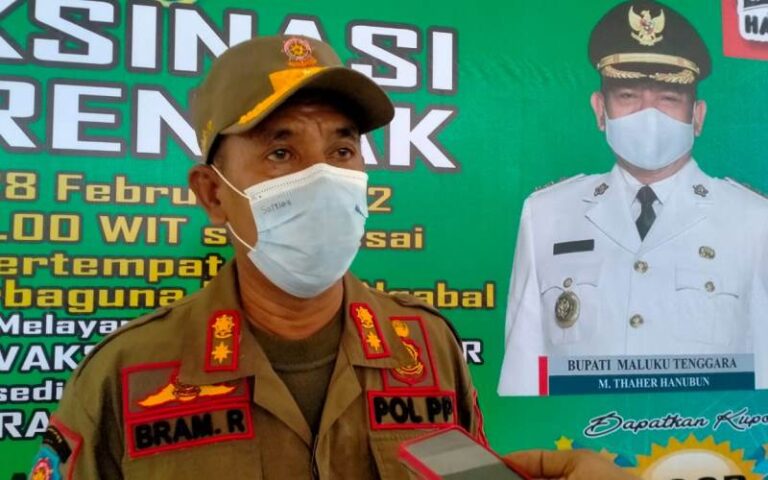 Kepala Satuan Polisi Pamong Praja (Satpol PP) Kabupaten Maluku Tenggara Abraham Rejaan diwawancarai di sela-sela aktivitasnya saat pelaksanaan vaksinasi dosis 2 di Gedung Serbaguna Larvul Ngabal, Selasa (1/3/2022). Foto: Labes Remetwa