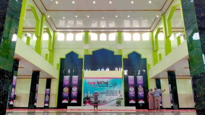 Tampak dalam Masjid Agung Al-Muhajirin yang terletak di Kompleks Pemda, Kelurahan Ohoijang-Watdek, Kecamatan Kei Kecil. Foto: Labes Remetwa