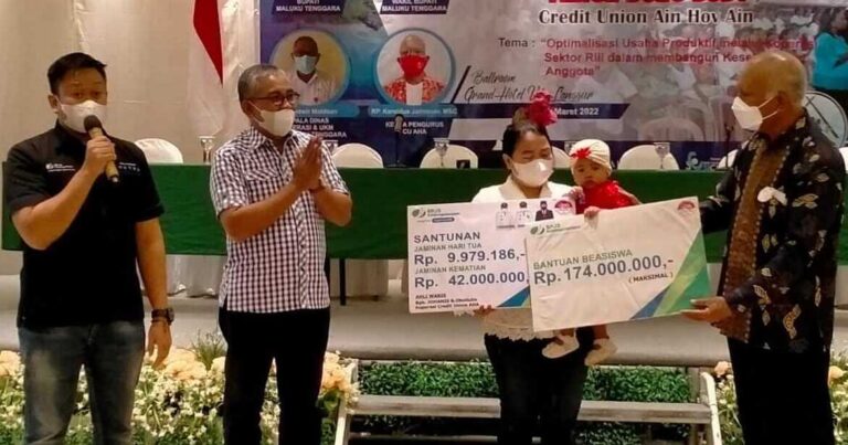Bupati Malra - yang diwakili Staf Ahli Bupati Bidang Ekonomi, Keuangan, dan Pembangunan Fillips Lodewijk Rahantoknam (kedua dari kiri)- dan Ketua Pengurus CU AHA Pastor Karoldus Jamrewav MSC (kanan), didampingi Kepala BPJS Ketenagakerjaan Tual Saleh Afif (kiri), menyerahkan santunan tersebut kepada ahli waris yang adalah istri almarhum Johanis B. Ohoilulin, di Ballroom Grand Villia Hotel, Langgur, Sabtu (12/3/2022). Foto: Labes Remetwa