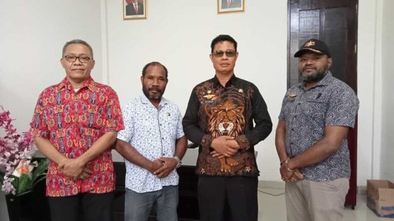 Plt. Kepala Satuan Polisi Pamong Praja (Satpol PP) Kabupaten Teluk Bintuni Irai Suartika (kedua dari kanan), bersama para kepala bidang di Satpol PP Teluk Bintuni. Foto: Buce Remetwa