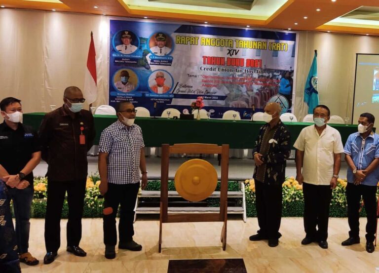 Staf Ahli Bupati Bidang Ekonomi, Keuangan, dan Pembangunan Fillips Lodewijk Rahantoknam membacakan sambutan Bupati Maluku Tenggara, dalam acara pembukaan Rapat Anggota Tahunan (RAT) ke-14 CU AHA. Acara pembukaan itu dilaksanakan di Ballroom Grand Villia Hotel, Sabtu (12/3/2022). Foto: Labes Remetwa