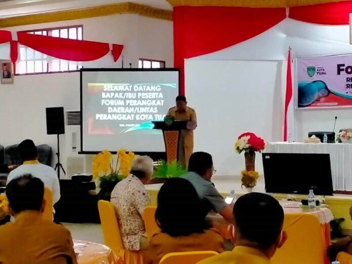 Wali Kota Tual Adam Rahayaan menyampaikan sambutan pada Forum OPD Kota Tual di Aula Kantor Wali Kota, Selasa (8/3/2022). Foto: Labes Remetwa