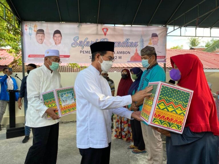 Wakil Walikota Ambon, Syarif Hadler, menyerahkan bantuan paket sembako kepada penerima dipusatkan di Masjid Air Zam Zam, Dusun Air Manis, Negeri Laha, pada Senin (18/04/2022). Foto: Chintia Samangun