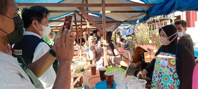Balai Pengawas Obat dan Makanan (BPOM) Ambon memeriksa takjil untuk memastikan makanan pembuka puasa yang dijual di Kota Ambon, Provinsi Maluku, selama Bulan Ramadhan 2022 tidak membahayakan bagi kesehatan warga. Foto: Chintia Samangun