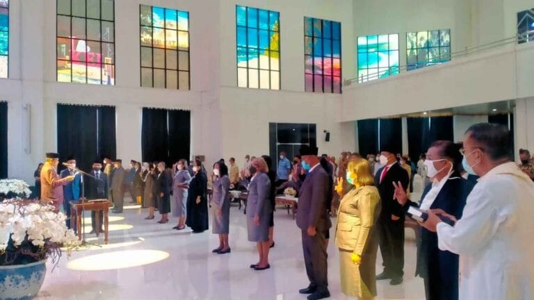 Bupati Maluku Tenggara M. Thaher Hanubun melantik 19 Kapus dan empat Kepsek. Acara pelantikan dan pengambilan sumpah jabatan dilaksanakan di Aula Kantor Bupati Malra, Kamis (28/4/2022). Foto: Labes Remetwa