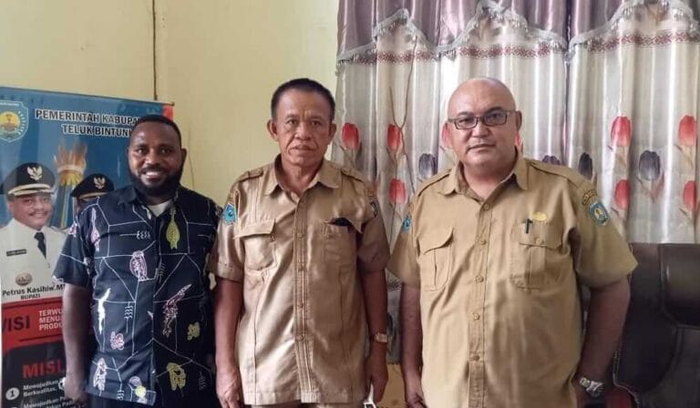 Kepala Dinas Penanaman Modal dan Pelayanan Terpadu Satu Pintu (PMPTSP) Kabupaten Teluk Bintuni Jeffry Papilaya (kanan) bersama Sekdis PMPTSP dan staf. Foto: Buce Remetwa