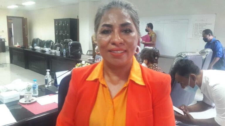 Ketua Komisi II DPRD Maluku Saudah Tuanakotta Tethool, diwawancarai awak media, Senin (4/4/2022). Foto: Chintia Samangun
