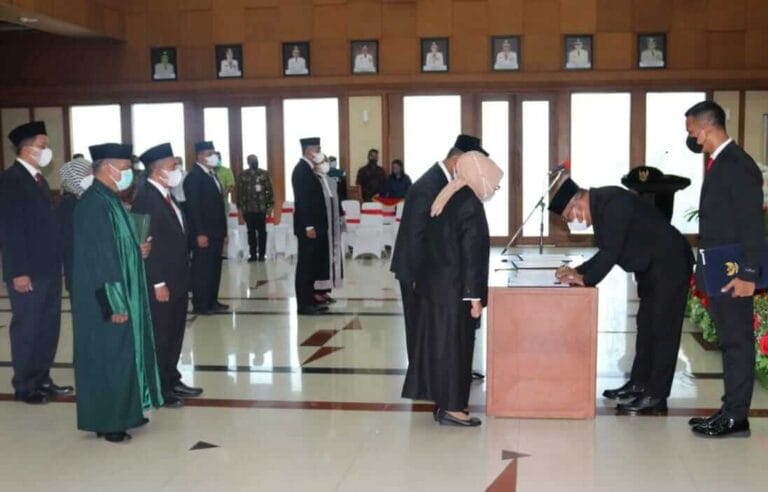 Gubernur Murad Lantik Delapan Pejabat: Widyaiswara, Kepala Dinas, Direktur RSUD, Staf Ahli, dan Kepala Badan