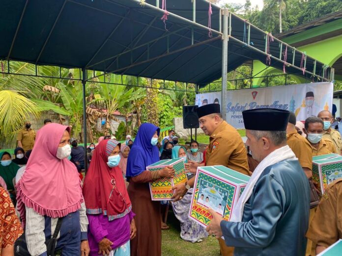 Sekretaris Kota Ambon Agus Ririmasse menyalurkan 200 paket sembako dan 250 takjil, bertempat di halaman Masjid Al-Ijithad Dusun Air Ali Negeri Rumah Tiga, Kecamatan Teluk Ambon, Rabu (19/4/2022). Foto: Chintia Samangun