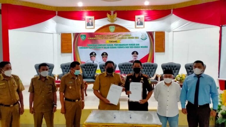 Penandatanganan MoU antara Pemkot Tual dan Kejaksaan Negeri Tual tentang pemberian bantuan hukum, pertimbangan hukum, dan tindakan hukum lainnya dalam bidang perdata dan tata usaha negara. Acara penandatanganan dilaksanakan di Aula Balai Kota, Senin (11/4/2022). Foto: Labes Remetwa