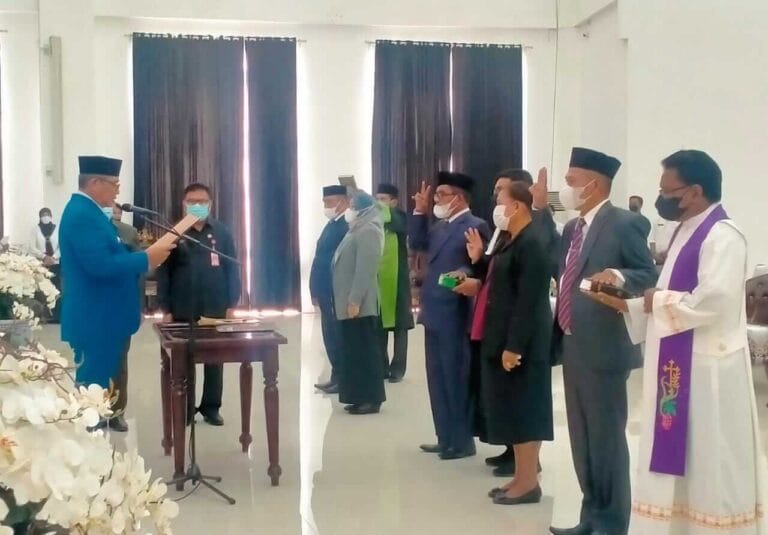 Bupati Maluku Tenggara M. Thaher Hanubun melantik lima pejabat baru di Aula Kantor Bupati Malra, Rabu (6/4/2022). Foto: Labes Remetwa