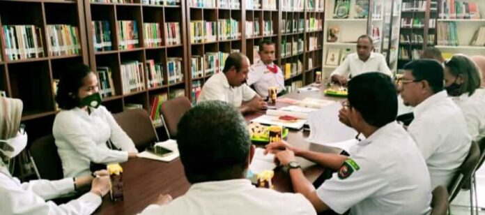Rapat bersama Kepala Dinas Perpustakaan dan Kearsipan Daerah Kota Tual bersama staf tentang bantuan dari Pemerintah Pusat.