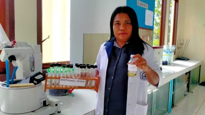 Dr. Cenny Putnarubun, Dosen sekaligus peneliti di Politeknik Perikanan Negeri Tual, menunjukkan sampel biodiesel dan bioethanol, Senin (28/3/2022). Foto: Labes Remetwa
