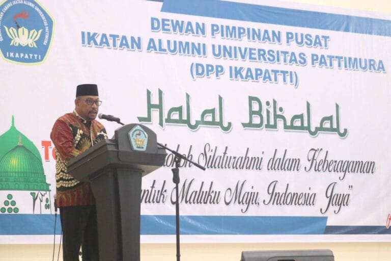 Gubernur Maluku yang juga selaku Ketua Dewan Kehormatan Ikatan Alumni Universitas Pattimura (Ikapatti) Murad Ismail menyampaikan sambutan pada acara Halal Bi Halal Ikapatti di Aula Rektorat Lantai II Unpati, Kamis, (19/5/2022). Foto: Chintia Samangun