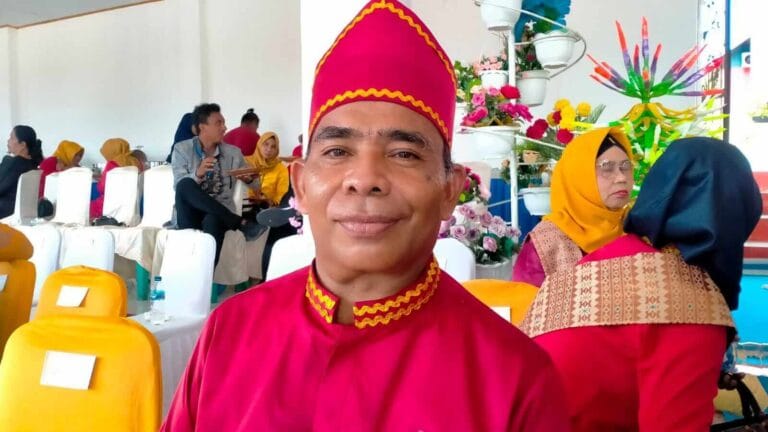 Kepala Dinas Pendidikan dan Kebudayaan Kota Tual Mudatsir Tamher diwawancarai di sela-sela kegiatan Hardiknas di Lapangan Lodar El, Jumat 13 Mei 2022. Foto: Labes Remetwa