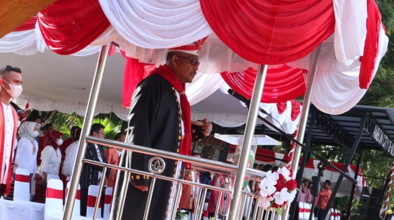Gubernur Maluku, Murad Ismail bertindak sebaga Inspektur upacara (Irup) pada peringatan hari Pahlawan asal Maluku, Kapitan Pattimura ke-205 tahun Minggu (15/5) bertempat di Pattimura Park. Foto: Chintia Samangun