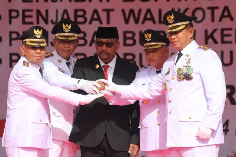 Gubernur Maluku Murad Ismail (tengah) foto bersama empat caretaker bupati/walikota usai proses pelantikan dan pengambilan sumpah/janji, di Tribun Lapangan Merdeka, Selasa (24/5/2022). Foto: Chintia Samangun