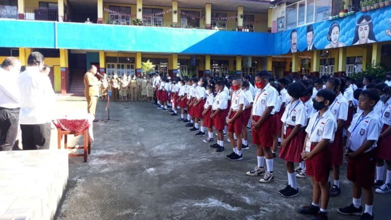 Suasana pembukaan sampul soal tanda dimulainya Pelaksanaan Ujian Akhir Tahun Ajaran 2021/2022 pada tingkat Sekolah Dasar (SD) secara serentak diwilayah Kota Ambon, Selasa (17/5). Foto: Chinia Samangun