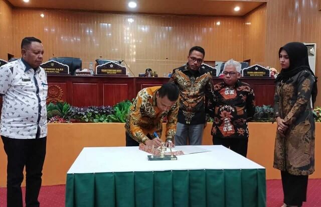 Penandatanganan pengusulan pembentukan Provinsi Maluku Tenggara Raya oleh pimpinan DPRD Kota Tual dan Wakil Wali Kota Tual Usman Tamnge, di ruang rapt paripurna, Senin (23/5/2022).