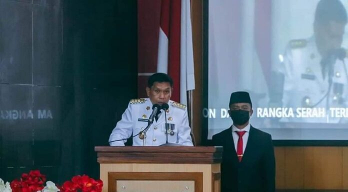 Penjabat Wali Kota Ambon, Bodewin M. Wattimena menyampaikan pidato perdana pada rapat Paripurna Istimewa DPRD Kota Ambon, Rabu (25/05/2022).
