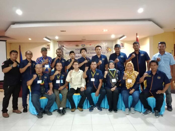 Foto Bersama Persatuan Wartawan Indonesia (PWI) Kabupaten Teluk Bintuni. Usai Konferensi Daerah (Konferda) kedua. Kegiatan berlangsung di Hotel Steenkool, Distrik Bintuni Barat, Jumat (20/5/2022).