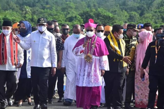 Uskup Diosis Amboina Mgr. Seno (Inno) Ngutra, Pr, tiba di Bandara Karel Sadsuitubun Langgur, Kamis (5/5/2022). Foto: Facebook Infohumas Malra