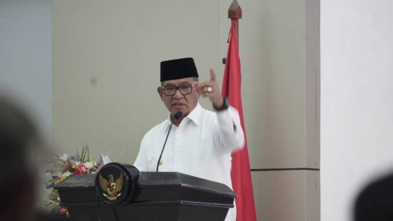 Bupati Maluku Tenggara M. Thaher Hanubun menyampaikan sambutan pada kegiatan Rapat Koordinasi (Rakor) DAK Fisik Reguler Bidang Pendidikan, di Aula Kantor Bupati, Jumat (3/6/2022). Foto: Steven Jaftoran