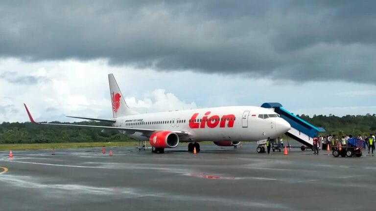 Maskapai penerbangan Lion Air Boeing 737-800 NG mendarat dengan mulus di Bandara Karel Sadsuitubun Langgur, Rabu (15/6/2022). Foto: Labes Remetwa