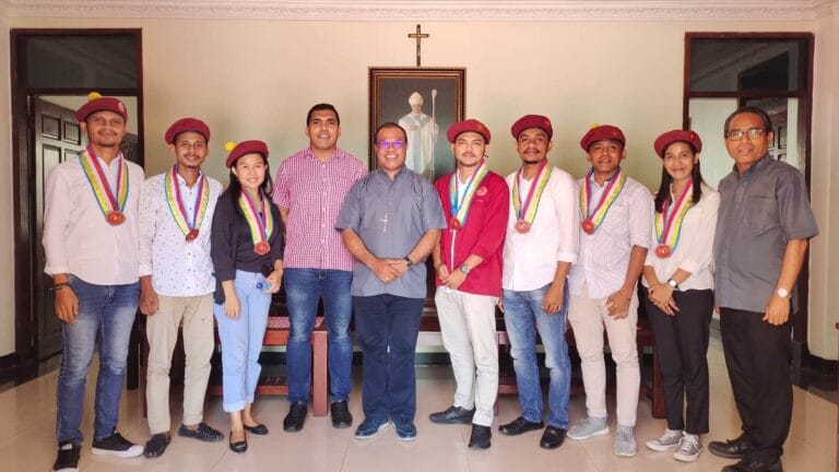 Foto perwakilan Perhimpunan Mahasiswa Katolik Republik Indonesia (PMKRI) Cabang Ambon dengan Uskup baru Diosis Amboina Mgr. Seno (Inno) Ngutra. Pertemuan diadakan di Kantor Keuskupan Amboina, Selasa (7/6/2022). Foto: Dokpri