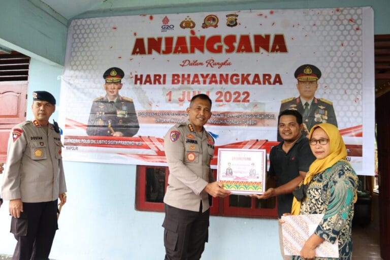 Kapolda Maluku Anjangsana ke Purnawirawan Polri dan Warakawuri