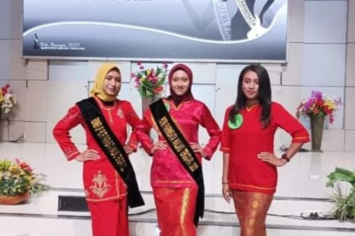 Seleksi Putri Pariwisata Maluku Tenggara 2022. Kiri ke kanan: Juara 2 Nadia Virtanty Paisal, Juara 1 Nuraeni Ingratubun, dan juara 3 Rosina Sainlar Maskim. Sumber foto: Facebook Ayu Raka Susanty
