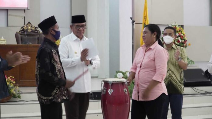 Bupati Maluku Tenggara M. Thaher Hanubun didampingi dua perwakilan ketua komite, membuka Rapat Koordinasi (Rakor) DAK Fisik Reguler Bidang Pendidikan di Aula Kantor Bupati, Jumat (3/6/2022). Foto: Steven Jaftoran