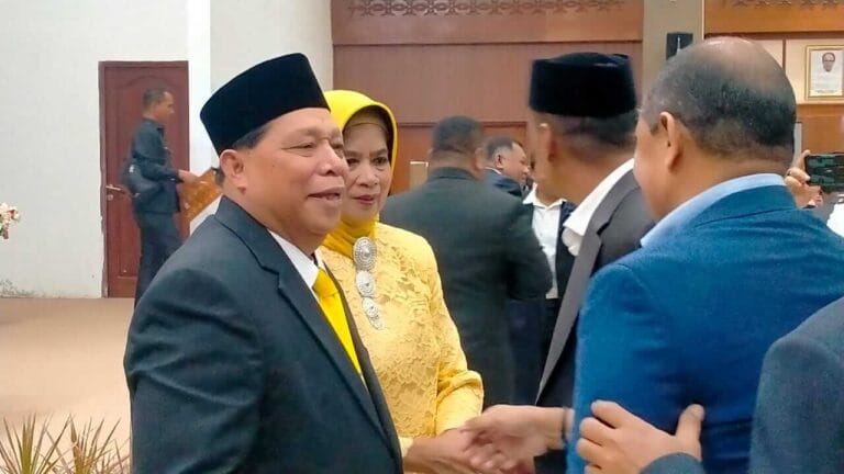 Anggota PAW DPRD Provinsi Maluku Drs. Yunus Serang, M.Si, didampingi istri, usai pelantikan di Ruang Sidang Paripurna Lantai 2 Baileo Rakyat, Karang Panjang, Ambon, Selasa (5/7/2022). Foto: Labes Remetwa