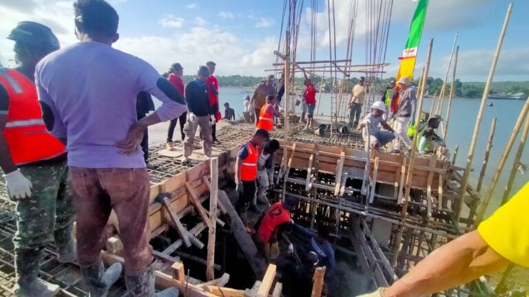 Gubernur Murad dan Bupati Thaher Tinjau Pembangunan Masjid Terapung Dian Pulau