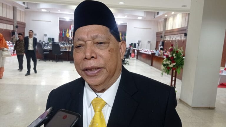 Anggota DPRD Provinsi Maluku Yunus Serang diwawancarai awak media di Ruang Sidang Paripurna Lantai 2 Baileo Rakyat, Karang Panjang, Ambon, Selasa sore (5/7/2022). Foto: Gerry Ngamel