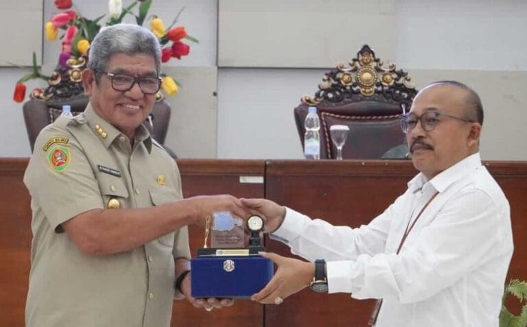 Bupati Maluku Tenggara M. Thaher Hanubun bersama Kepala Kantor Bahasa Provinsi Maluku Sahril, usai pembukaan kegiatan pelatihan guru utama revitalisasi bahasa daerah untuk tunas bahasa ibu, di Aula Kantor Bupati Malra, Selasa (12/7/2022). Foto: Steven Jaftoran
